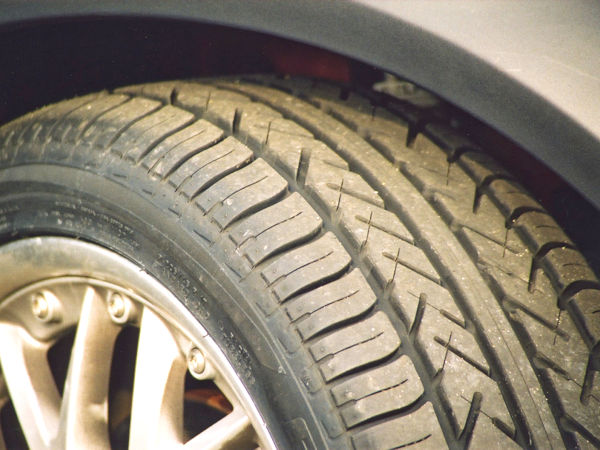 Mittlerweile ist es 20 Jahre her, dass Pirelli mit dem „Europhi@“ seinen ersten Serienreifen vorgestellt hat, der dank verstärkter Seitenwände über Notlaufeigenschaften verfügt (Bild: NRZ/Christian Marx)