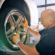 Flottenorganisationen aus dem Reifenhandel können immer öfter auch mit ihrem Autoserviceangebot punkten und profitieren im Wettbewerb mit Autohäusern von deutlich geringeren Stundenverrechnungssätzen (Bild: Continental)