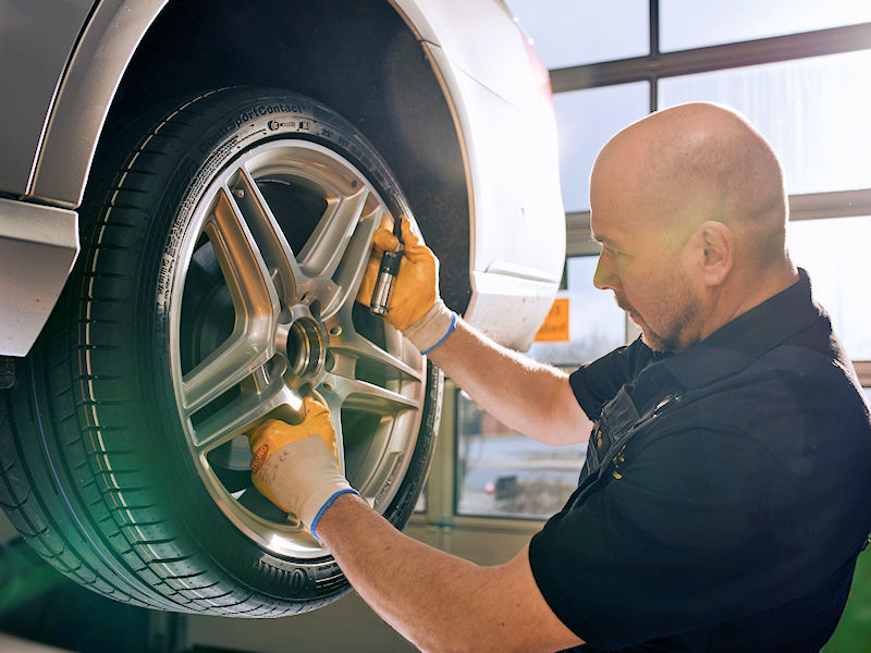 Flottenorganisationen aus dem Reifenhandel können immer öfter auch mit ihrem Autoserviceangebot punkten und profitieren im Wettbewerb mit Autohäusern von deutlich geringeren Stundenverrechnungssätzen (Bild: Continental)