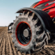 Mit einer personalisierten Version seines „TM1060”, die auf einer Sonderserie von Valtras T-Modellreihe montiert wird, feiert Trelleborg Wheel Systems das 70-Jährige der zur AGCO Corporation zählenden Landtechnikmarke (Bild: Trelleborg)