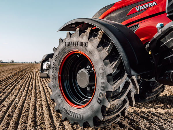 Mit einer personalisierten Version seines „TM1060”, die auf einer Sonderserie von Valtras T-Modellreihe montiert wird, feiert Trelleborg Wheel Systems das 70-Jährige der zur AGCO Corporation zählenden Landtechnikmarke (Bild: Trelleborg)