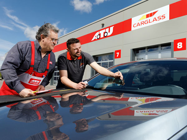 Im Zuge der Kooperation beider Seiten wird Carglass an insgesamt 30 ATU-Standorten Arbeitsplätze anmieten und mit einer eigenen Präsenz zur Autoglasreparatur vor Ort sein (Bild: ATU)