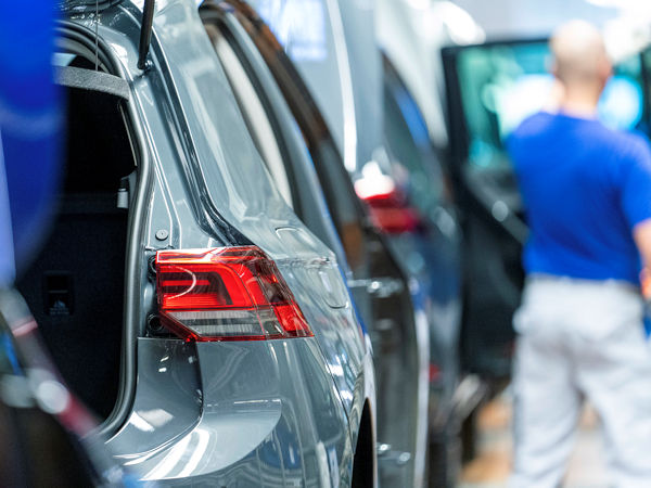 Bis 2025 soll es noch dauern, dass die Autoindustrie hinsichtlich der Zahl der weltweit abgesetzten Fahrzeuge wieder die 2018 aufgestellte Rekordmarke von 94 Millionen Einheiten erreicht (Bild: Volkswagen)