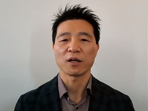 Zwar habe die Corona-Krise für Kumho – wie für alle anderen auch – „sehr harte Zeiten“ mit sich gebracht, doch im BBC-Interview sagt Namhwa Cho als Europachef des Reifenherstellers, dass man nach der ersten Pandemiewelle schnell „in der zweiten Hälfte des letzten Jahres wieder zurückkommen“ konnte (Bild: BBC StoryWorks)