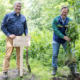 Zum Auftakt für dem Euromaster-Wald nahe Lüdenscheid pflanzten der Plant-My-Tree-Gründer und -Vorstandsvorsitzende Sören Brüntgens (links) und Dr. David Gabrysch, Geschäftsführer für Deutschland/Österreich bei der Michelin-Kette, einen ersten Baum im Norden Düsseldorfs (Bild: Euromaster)