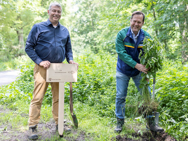 Zum Auftakt für dem Euromaster-Wald nahe Lüdenscheid pflanzten der Plant-My-Tree-Gründer und -Vorstandsvorsitzende Sören Brüntgens (links) und Dr. David Gabrysch, Geschäftsführer für Deutschland/Österreich bei der Michelin-Kette, einen ersten Baum im Norden Düsseldorfs (Bild: Euromaster)