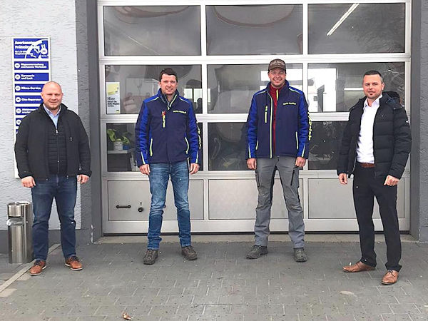 Freuen sich auf die Zusammenarbeit (von links): Euromasters Franchise Business Consultant Kevin Weinl mit den beiden Auto-Fasold-Geschäftsführern Daniel und Josef Fasold sowie Sebastian Achrainer, Franchise Operations Manager bei Euromaster (Bild: Euromaster)