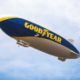 Wird bei sieben Gelegenheiten zumeist rund um motorsportliche Veranstaltungen in verschiednen Ländern am europäischen Himmel zu sehen sein: eines der auch Blimp genannten und in der Optik der Reifenmarke gestalteten Goodyear-Luftschiffe vom Typ Zeppelin NT (Bild: Goodyear)