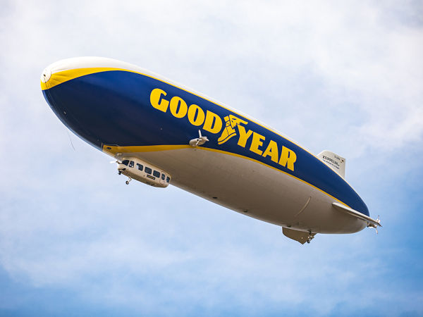 Wird bei sieben Gelegenheiten zumeist rund um motorsportliche Veranstaltungen in verschiednen Ländern am europäischen Himmel zu sehen sein: eines der auch Blimp genannten und in der Optik der Reifenmarke gestalteten Goodyear-Luftschiffe vom Typ Zeppelin NT (Bild: Goodyear)