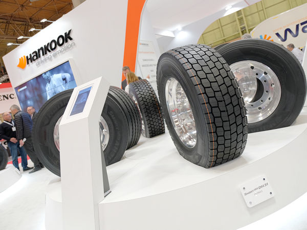 Hankook sieht sich eigenen Worten zufolge zwar ohnehin schon als Marktführer im britischen Lkw-Reifenersatzgeschäft, will seine Position dort über die Zweitmarke Laufenn aber wohl noch weiter stärken und wird daher bei der diesjährigen Commercial Vehicle Show in Birmingham wieder Präsenz zeigen (Bild: Hankook)