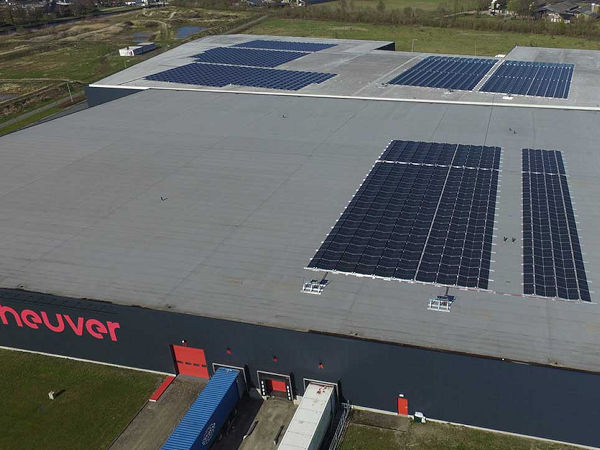 Zu den die bisher bereits mehr als 1.600 Solarpaneelen auf dem Dach der Heuver-Lagerhalle hat der niederländischen Großhändler nun noch einmal mehr als 1.500 weitere montieren lassen (Bild: Heuver)