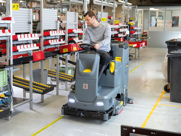 Für ein leises und ressourcenschonendes Arbeiten verbunden mit einem guten Reinigungsergebnis hat Kärcher bei seinem Maschinenmodell „B 110 R“ vor allem dessen Bürstenkopf und den Saugbalken überarbeitet, die beide aus besonders robustem Material gefertigt sein sollen (Bild: Kärcher)