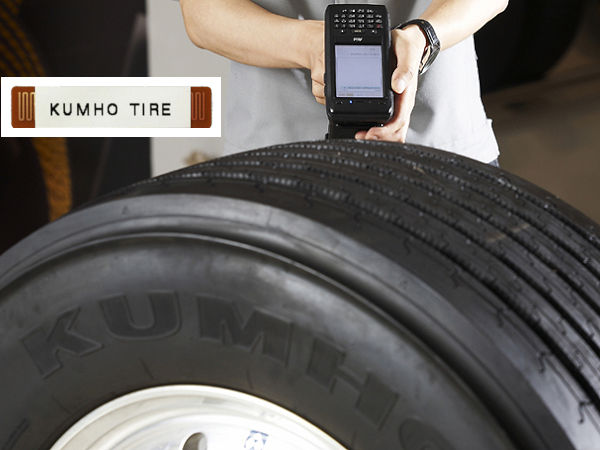 Schon seit 2013 rüstet Kumho alle seine Reifen mit sogenannten RFID-Chips (siehe Inset) aus für ein effizientes Reifenmanagement bzw. für „permanente „Qualitätskontrollen, eine professionelle Logistik und kundenorientiertes Handeln“, zumal auf ihnen von außen auslesbare Produktdaten gespeichert werden können (Bild: Kumho)