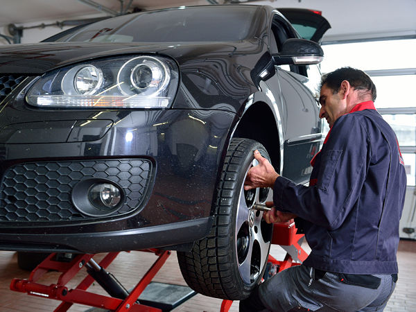 Was den saisonalen Räderwechsel betrifft, wird darin ungeübten Autofahrern geraten, dafür doch besser eine Fachwerkstatt aufzusuchen (Bild: Initiative Reifenqualität/ABS Stuttgart)