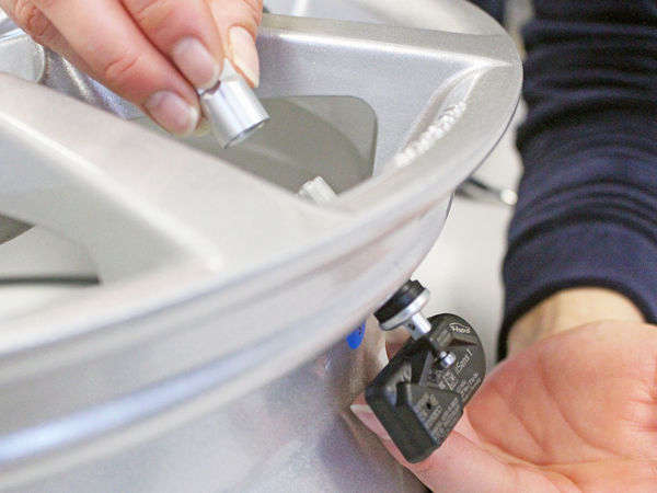 Seinen von BH Sens gefertigten und Anfang des Jahres auf den Markt gebrachten eigenen RDKS-Sensor namens „itSens“ beschreibt der Großhändler Tyremotive als geniale Mischung von OE-Sensor und Universalsensor“ (Bild: Tyremotive)