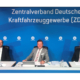 Während ZDK-Vizepräsident Thomas Peckruhn (rechts) hofft, dass die „Kunden ihre Verunsicherung und Zurückhaltung verlieren“ bzw. wieder verstärkt Kaufverträge abschließen, erwartet ZDK-Vizepräsident (Mitte) Wilhelm Hülsdonk – hier mit ZDK-Hauptgeschäftsführer Dr. Axel Koblitz – eine stärkere Nachfrage im Bereich Wartung und Reparatur, da wohl wieder vermehrt mit dem Auto in die Ferien gefahren wird (Bild: ZDK/ProMotor)