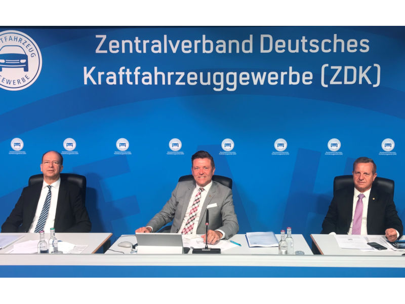 Während ZDK-Vizepräsident Thomas Peckruhn (rechts) hofft, dass die „Kunden ihre Verunsicherung und Zurückhaltung verlieren“ bzw. wieder verstärkt Kaufverträge abschließen, erwartet ZDK-Vizepräsident (Mitte) Wilhelm Hülsdonk – hier mit ZDK-Hauptgeschäftsführer Dr. Axel Koblitz – eine stärkere Nachfrage im Bereich Wartung und Reparatur, da wohl wieder vermehrt mit dem Auto in die Ferien gefahren wird (Bild: ZDK/ProMotor)