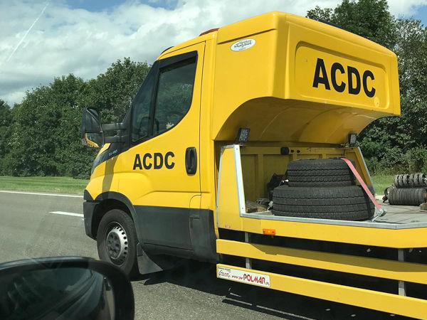 Der ADAC warnt vor „Abzockern“ bzw. „Kriminellen“, die in Ländern Ost- und Südosteuropas als falsche Pannenhelfer auftreten, um mit ihrem Wagen liegen gebliebenen Reisenden viel Geld für Abschlepp- und teils unnötige Werkstattleistungen abzuknöpfen (Bild: ADAC SE)