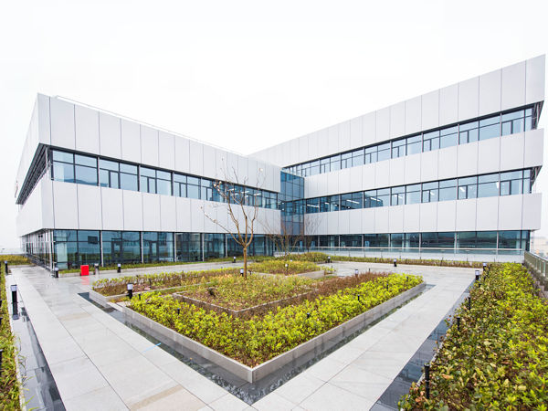 Über das gerade neu eröffnete Continental-Entwicklungszentrum für Software und Systeme im chinesischen Chongqing soll die Zahl der im Reich der Mitte beschäftigten Konzernmitarbeiter weiter zulegen – „bis Ende 2021 zunächst um eine niedrige dreistellige Anzahl“, wie es heißt (Bild: Continental)