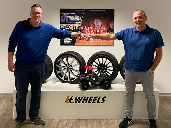 Wechsel an der Tyremotive-Vertriebsspitze: Der bisherige COO Maic Dreßen (links) wünscht zum Abschied nicht nur seinem Nachfolger Christian Leibold als neuer Sales & Logistics Director im Unternehmen „viel Erfolg und alles Gute“, sondern auch allen nun ehemaligen Kollegen bei dem Kitzinger Großhändler (Bild: Tyremotive)