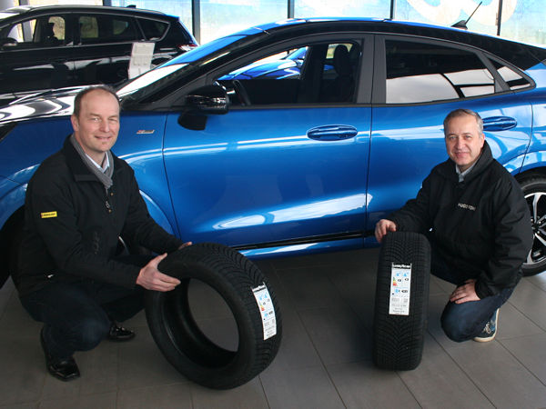 Hugo-Pfohe-Reifenmanager Matthias Hintz (rechts) mit Goodyears Sales Representative Axel Stiegemeyer (Bild: Goodyear)
