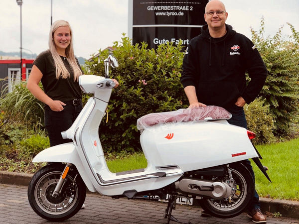 Alena Hambach vom Tyroo-Marketing Tyroo bei der Übergabe von einem der beiden Hauptpreise an Andre Reinke vom Einkauf bei Reifen Helm (Bild: Tyroo GmbH)