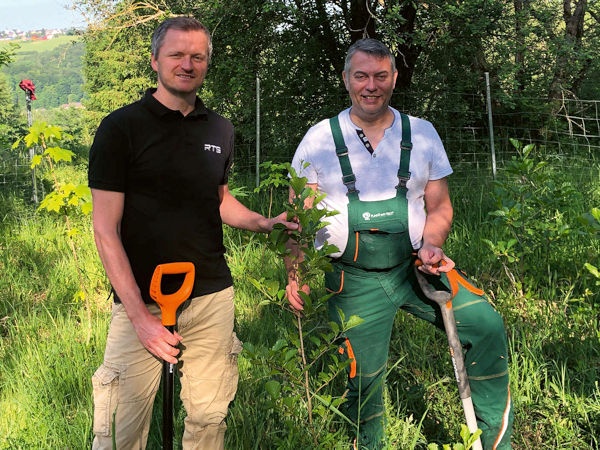 RTS-Produktmanager Sascha Schnitter (links) und Plant-My-Tree-Gründer Sören Brüntgens pflanzen gemeinsam die ersten Setzlinge für einen Mischwald im Aufforstungsgebiet Südharz-Hayn (Bild: RTS)
