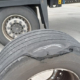 Bei einer Verkehrskontrolle ist den Beamten der Polizeiautobahnstation Baunatal ein Sattelzug mit stark beschädigtem Aufliegerreifen ins Netz gegangen (Bild: Polizei Nordhessen)