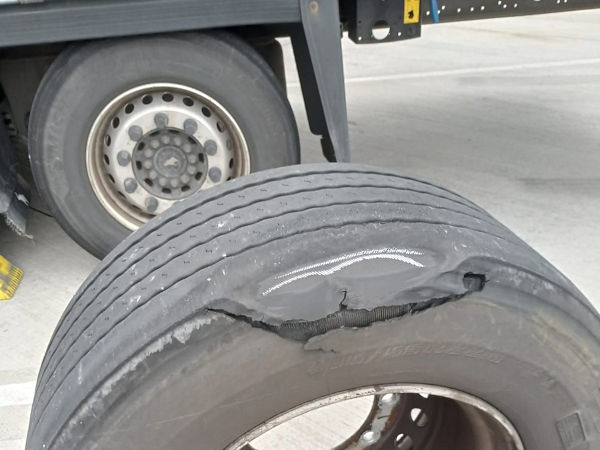 Bei einer Verkehrskontrolle ist den Beamten der Polizeiautobahnstation Baunatal ein Sattelzug mit stark beschädigtem Aufliegerreifen ins Netz gegangen (Bild: Polizei Nordhessen)
