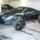 Drei der vier Räder des in einer Essener Tiefgarage abgestellten Ferrari hatten die Diebe bereits abmontiert, als ihr kriminelles Wirken von einem jungen Mann bemerkt wurde (Bild: Polizei Essen/ Mülheim an der Ruhr)