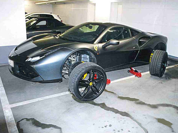 Drei der vier Räder des in einer Essener Tiefgarage abgestellten Ferrari hatten die Diebe bereits abmontiert, als ihr kriminelles Wirken von einem jungen Mann bemerkt wurde (Bild: Polizei Essen/ Mülheim an der Ruhr)