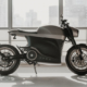 Die Luna Racer getaufte und auf Avons „Spirit ST“ rollende Maschine des Herstellers Tarform wird als „Hommage an die Café-Racer-Kultur aus Großbritannien“ beschrieben (Bild: Avon Tyres)