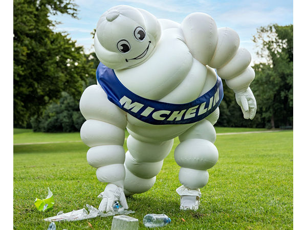Sechs Teams bestehend aus Topmanagern genauso wie Industrie- und Vertriebsmitarbeitern des Konzerns inklusive seines Maskottchens „Bibendum“ werden während der IAA in München unterwegs sein und die Menschen und Messebesucher vor Ort zum Recycling von Plastikmüll animieren (Bild: Michelin)