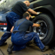 Die Montage der Reifen an dem Mannschaftsbus der Werkself erfolgte durch den Premio-Reifenservice Johann in der Filiale in Köln Porz (Bild: Kumho)
