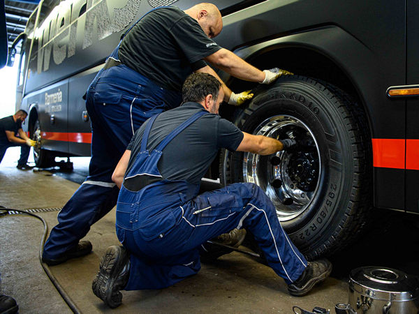 Die Montage der Reifen an dem Mannschaftsbus der Werkself erfolgte durch den Premio-Reifenservice Johann in der Filiale in Köln Porz (Bild: Kumho)