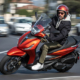 Seinem Rollerreifen „Touring Force SC“ bescheinigt Mitas „spielerisches Handling, hohen Fahrkomfort und besten Grip unter allen Wetterbedingungen“, sodass Fahrer eines Piaggio Beverly 400 oder Beverly 400 S dank ihm mühelos die Herausforderungen des Stadtverkehrs meistern könnten (Bild: Mitas)