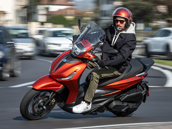 Seinem Rollerreifen „Touring Force SC“ bescheinigt Mitas „spielerisches Handling, hohen Fahrkomfort und besten Grip unter allen Wetterbedingungen“, sodass Fahrer eines Piaggio Beverly 400 oder Beverly 400 S dank ihm mühelos die Herausforderungen des Stadtverkehrs meistern könnten (Bild: Mitas)