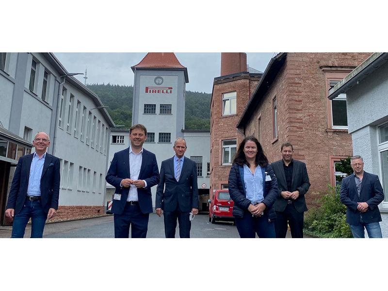Tauschten sich unter anderem darüber aus, wie die Zuliefererindustrie und der Pirelli-Standort Breuberg weiter gestärkt werden können (von links): Wolfgang Meier, Geschäftsführer Bereich Personal und Arbeitsdirektor bei Pirelli Deutschland, MdB Dr. Jens Zimmermann, der Vorsitzende der Pirelli-Deutschland-Geschäftsführung Michael Wendt, Breubergs SPD-Bürgermeisterkandidatin Deirdre Heckler, MdB/SPD-Generalsekretär Lars Klingbeil sowie Christian Grünewald, Vorsitzender des Betriebsrates von Pirelli Deutschland (Bild: Pirelli)