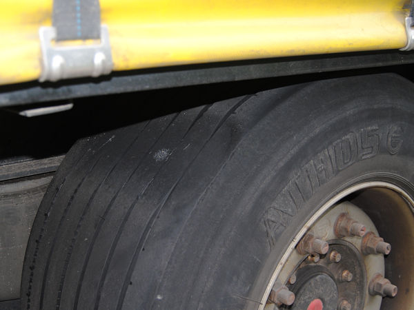 Bei einem der betroffenen Reifen soll auf der Lauffläche sogar bereits das Drahtgewebe zu sehen gewesen sein (Bild: Polizeidirektion Kaiserslautern)