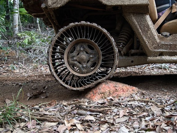 Muss sich bei der US-Armee beweisen: Michelins Luftlosreifen „Tweel“ bei Tests in tropischen Gefilden (Bild: US Army)