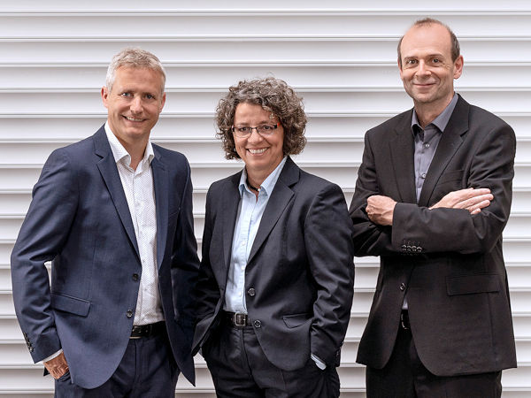 Sind für den Deutschen Zukunftspreis 2021 nominiert (von links): Dr. Christian Schulze Gronover vom Fraunhofer-Institut für Molekularbiologie und Angewandte Ökologie IME, Dr. Carla Recker von Conti sowie Prof. Dr. Dirk Prüfer von der Westfälischen Wilhelms-Universität Münster (Bild: Deutscher Zukunftspreis)