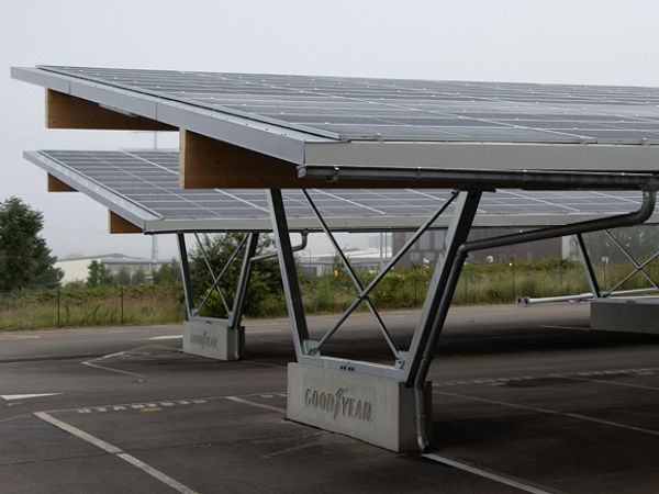 Das erste von zwei gemeinsamen Projekten mit Enovos am Goodyear-Standort Colmar-Berg ist fertiggestellt: Ein Carport mit 1.500 Solarpaneelen auf dem Dach soll jährlich 657.500 kWh an „grünem“ Strom erzeugen können (Bild: Goodyear)