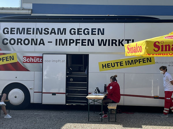 Seine Impfaktion, bei der sich Mitarbeiter und deren Angehörige genauso wie Außenstehende bzw. lokale Anrainer in einem eigens dafür ausgestatteten Bus den Corona-Schutz verabreichen lassen konnten, bewertet Kraiburg Austria angesichts einer hohen Resonanz als vollen Erfolg (Bild: Kraiburg Austria)
