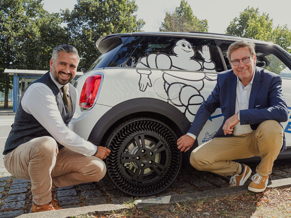 Anish K. Taneja (links), CEO der Michelin-Region Nordeuropa, sowie Cyrille Roget, Scientific & Communication Director bei dem Reifenhersteller, präsentieren den Luftlosreifen UPTIS in seinem natürlichen Umfeld: auf den öffentlichen Straßen Münchens (Bild: Michelin)