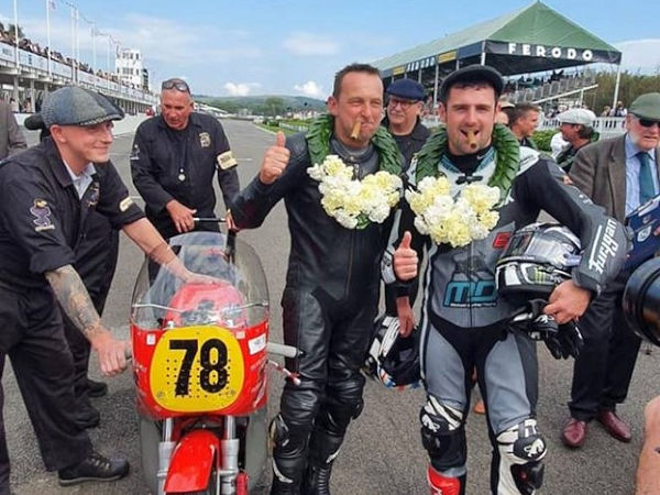 Die beiden TT-Racer Steve Plater (links) und Michael Dunlop sollen beide Renntage beim Goodwood-Revival dominiert (Bild: Avon Tyres)