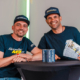Für die erste Fortsetzungsfolge von Metzelers „Table-Talk“-Reihe hat der Onlinemarketingmanager der Marke Michael Praschak (links) den Road-Racer Horst Saiger am Bilster Berg vor die Kamera geholt (Bild: Pirelli/Metzeler)