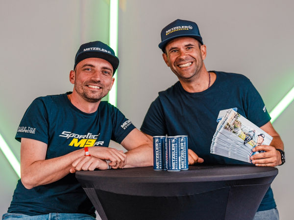 Für die erste Fortsetzungsfolge von Metzelers „Table-Talk“-Reihe hat der Onlinemarketingmanager der Marke Michael Praschak (links) den Road-Racer Horst Saiger am Bilster Berg vor die Kamera geholt (Bild: Pirelli/Metzeler)