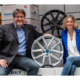 Oliver Schneider, Geschäftsführer der Borbet Vertriebs GmbH, und Marketingleiterin Borbet Alexandra Marowsky mit Borbets neuem „N“-Modell, das als „grünes“ Rad in Farben „crystal silver“ oder „black glossy“ erhältlich ist (Bild: Borbet)