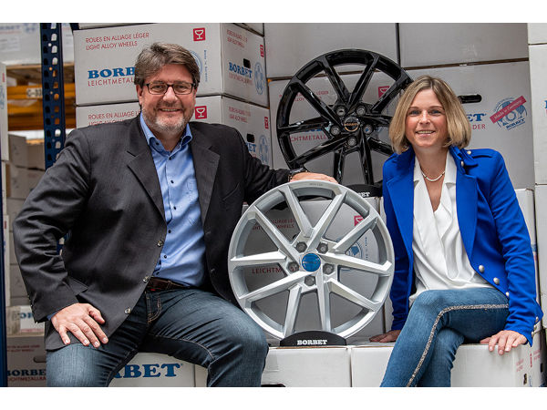 Oliver Schneider, Geschäftsführer der Borbet Vertriebs GmbH, und Marketingleiterin Borbet Alexandra Marowsky mit Borbets neuem „N“-Modell, das als „grünes“ Rad in Farben „crystal silver“ oder „black glossy“ erhältlich ist (Bild: Borbet)