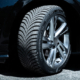 Zur Markteinführung seines neuen Winterreifens hat Semperit den TÜV Süd mit einem unabhängigen Wettbewerbsvergleich beauftragt, bei dem der „Speed-Grip 5“ vier mitgetestete, namentlich aber nicht genannte Konkurrenzprodukte bei der Mehrzahl der Disziplinen geschlagen haben soll (Bild: Semperit)